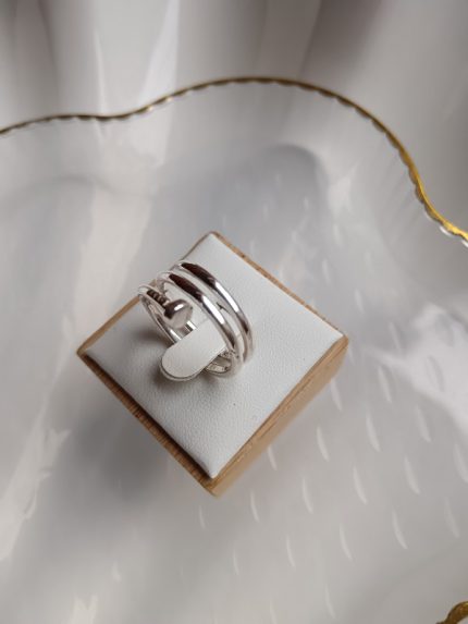 Anillo clavo enrollado