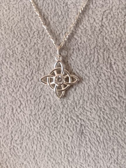 Collar Nudo de Bruja con Circón